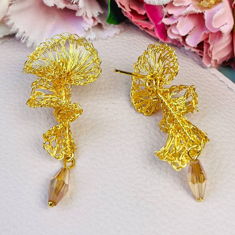 SchwesterSchwester Designer Ohrringe aus goldenen Drähten mit Tropfen Super Rabatt