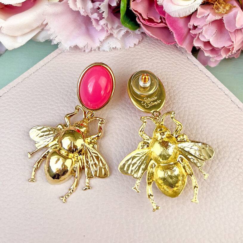 SchwesterSchwester Pinkfarbener Ohrstecker mit goldener Hummel von AmuseToi 50% Rabatt für begrenzte Zeit