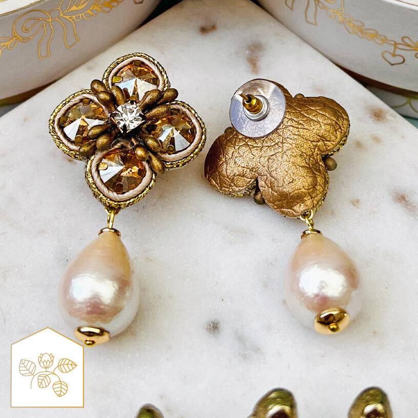 SchwesterSchwester Blüten-Soutache-Ohrstecker in Gold und Champagner mit Baumwolltropfen Rabatte dieses Monats