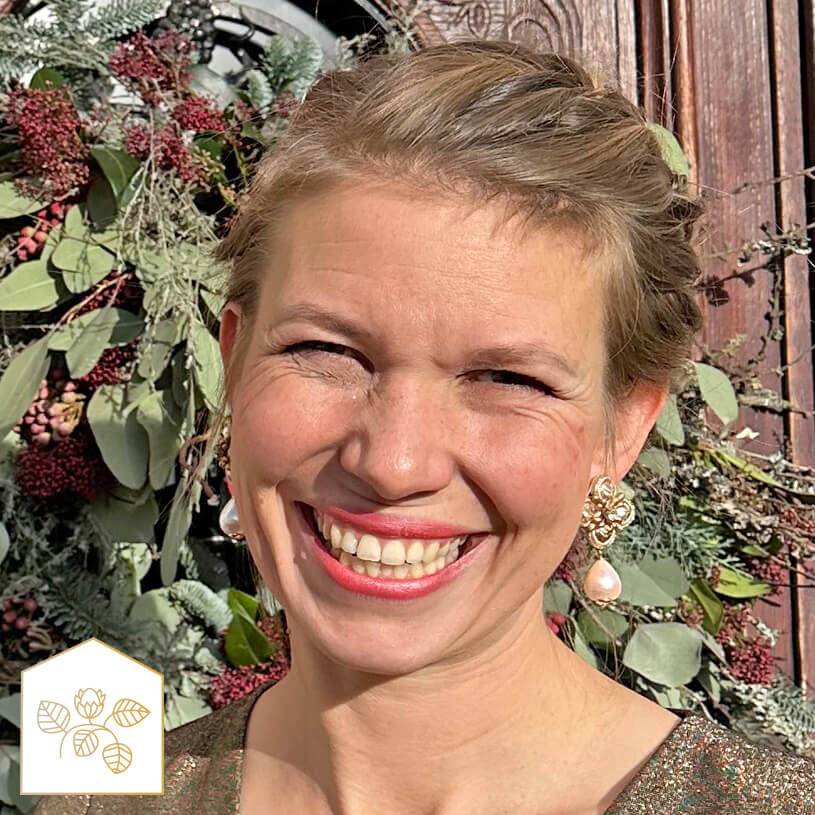 SchwesterSchwester Blüten-Soutache-Ohrstecker in Gold und Champagner mit Baumwolltropfen Rabatte dieses Monats