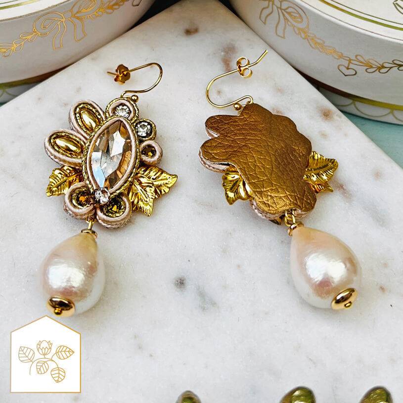 SchwesterSchwester Raffinierte Soutache-Ohrhänger in Gold und Champagner mit Baumwolltropfen Fabrikpreis