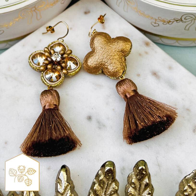 SchwesterSchwester Blüten-Soutache-Ohrhänger in Gold und Champagner mit brauner Quaste Sonderangebot