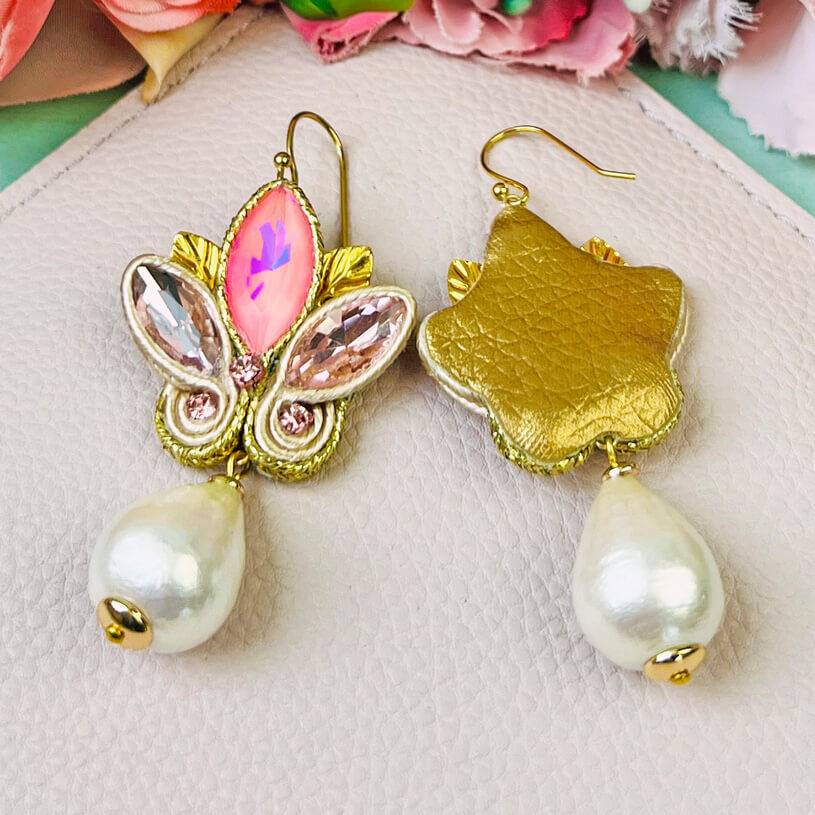 SchwesterSchwester Schöne Soutache-Ohrhänger in Rosa und zartem Gold mit Baumwolltropfen Günstig kaufen