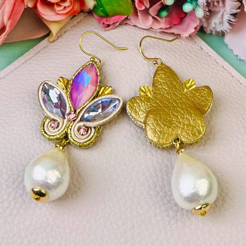 SchwesterSchwester Schöne Soutache-Ohrhänger in Flieder und Gold mit Baumwolltropfen Großer Ausverkauf
