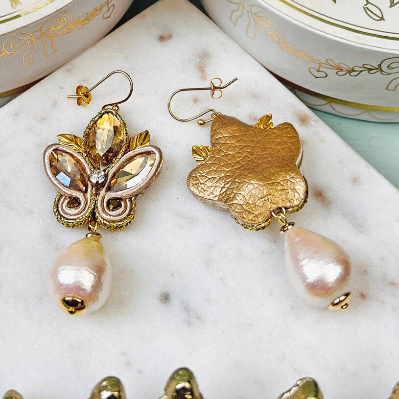 SchwesterSchwester Schöne Soutache-Ohrhänger in Champagner und Gold mit Baumwolltropfen Flash Sale