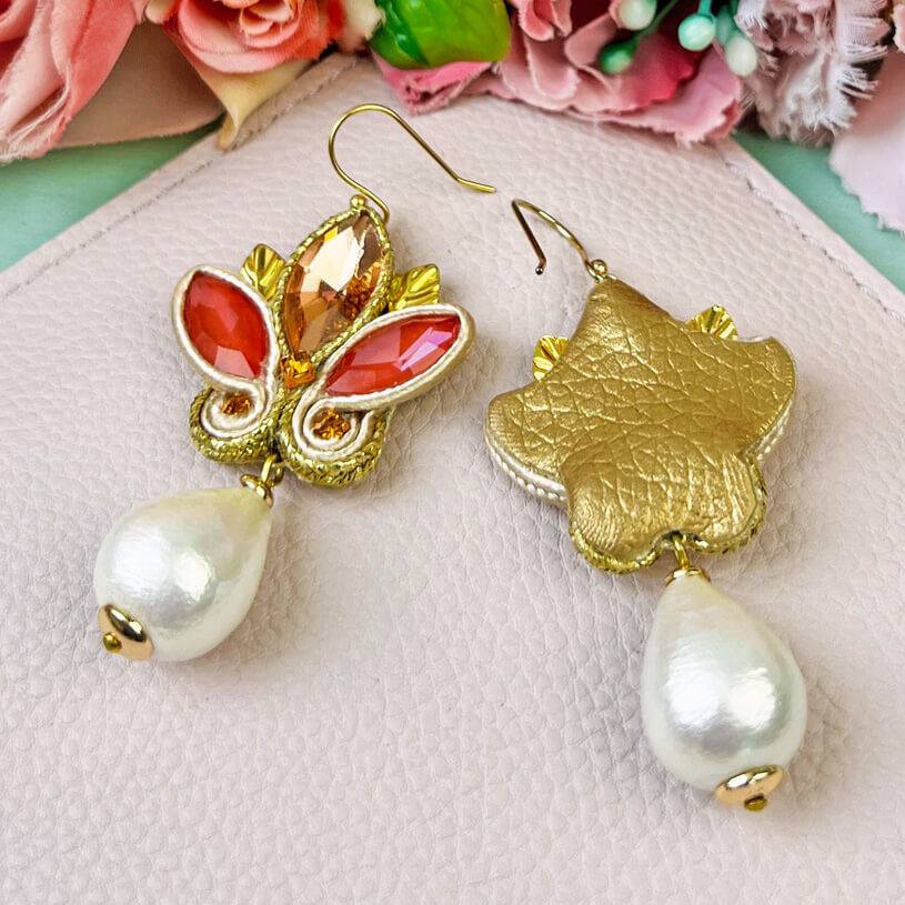 SchwesterSchwester Schöne Soutache-Ohrhänger in Gold und koralligem Pink mit Baumwolltropfen Exklusivangebot