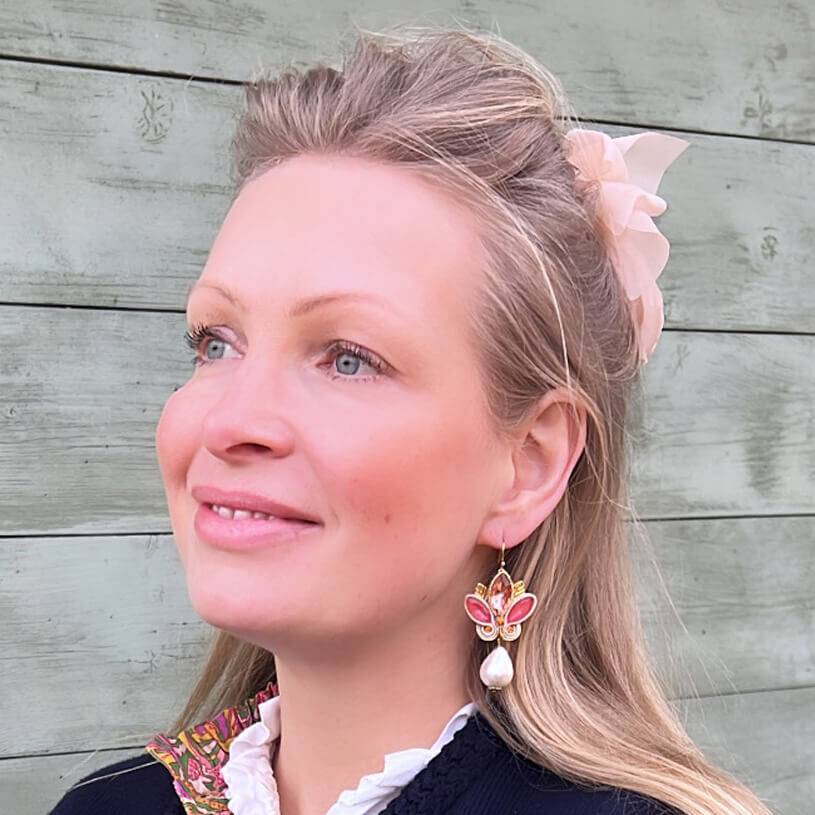 SchwesterSchwester Schöne Soutache-Ohrhänger in Gold und koralligem Pink mit Baumwolltropfen Exklusivangebot