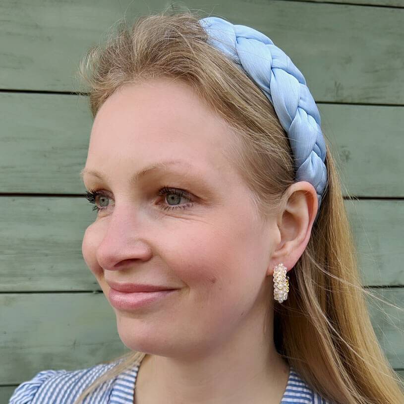 SchwesterSchwester Breiter geflochtener Satin-Haarreif in zartem Hellblau Black Friday