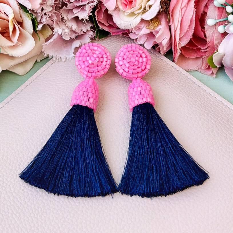 SchwesterSchwester Set aus rosa-dunkelblauen Perlen-Quastenohrringen und Samt-Haarreif in Dunkelblau Saisonale Angebote