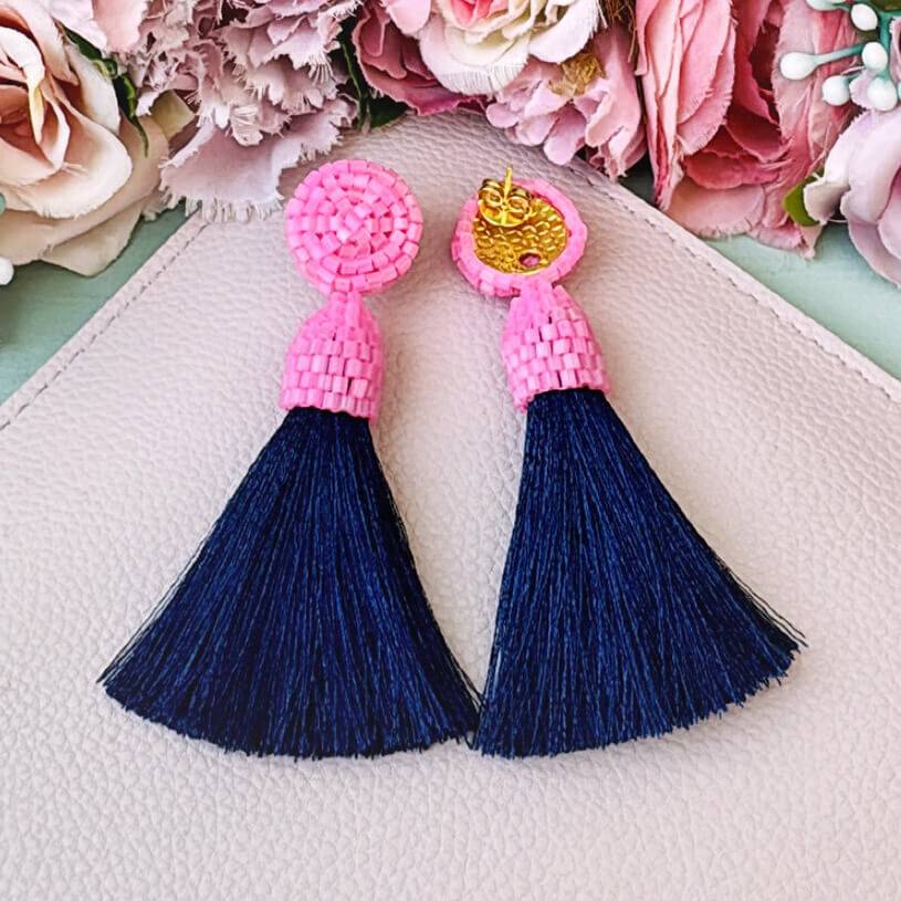 SchwesterSchwester Set aus rosa-dunkelblauen Perlen-Quastenohrringen und Samt-Haarreif in Dunkelblau Saisonale Angebote
