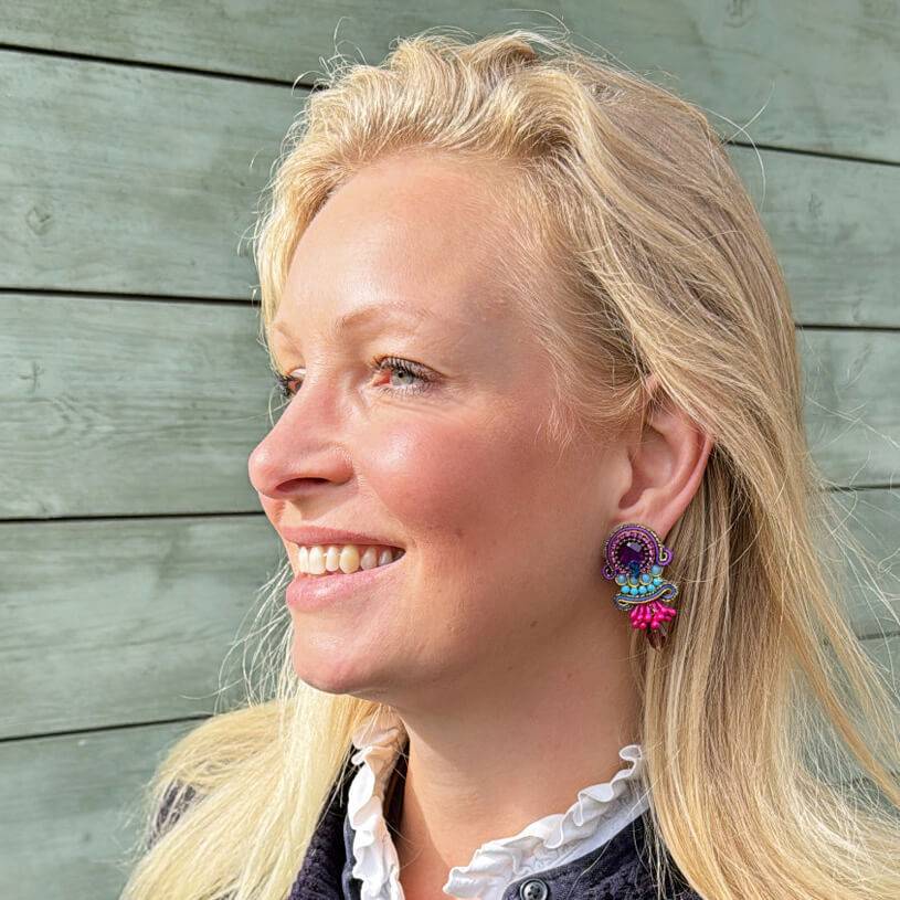 SchwesterSchwester Vorbestellbar - Kunstvolle Soutache-Ohrringe in Violett, Blau und Pink Sonderangebote
