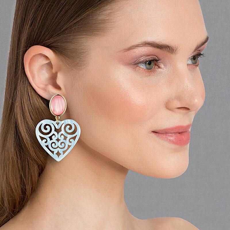SchwesterSchwester Schöne Herz-Ohrringe mit zartrosa Ohrsteckern und Herz-Ornamenten in Hellblau von AmuseToi Wochenangebot