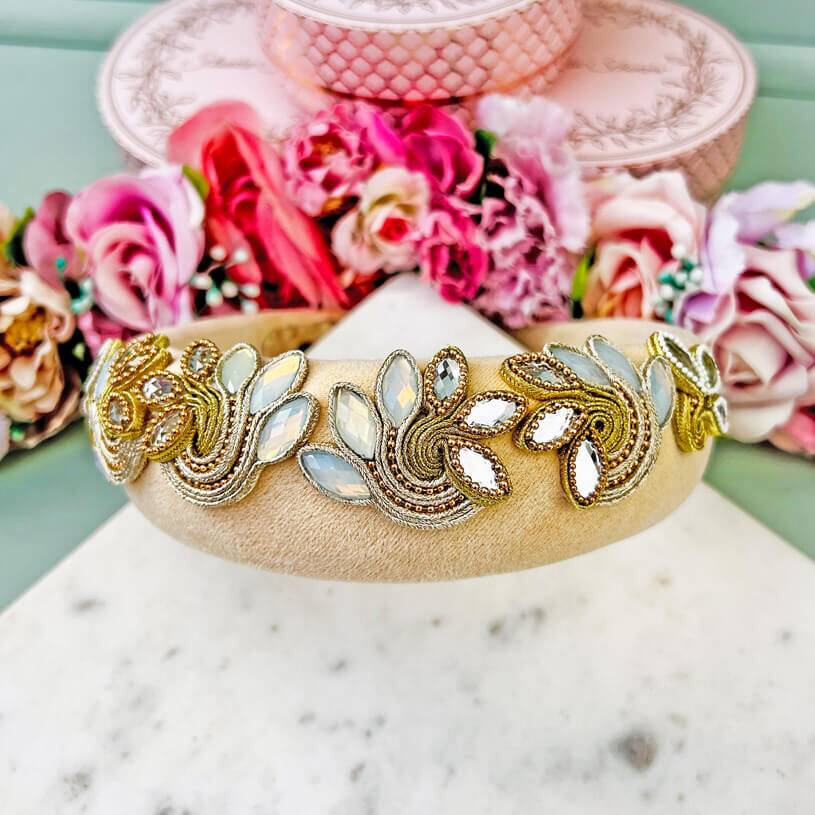 SchwesterSchwester Stoff-Haarreif in Creme mit Soutache-Applikationen in Champagner und Gold Zeitbegrenzte Promotion