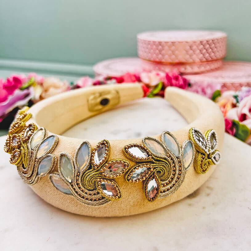 SchwesterSchwester Stoff-Haarreif in Creme mit Soutache-Applikationen in Champagner und Gold Zeitbegrenzte Promotion