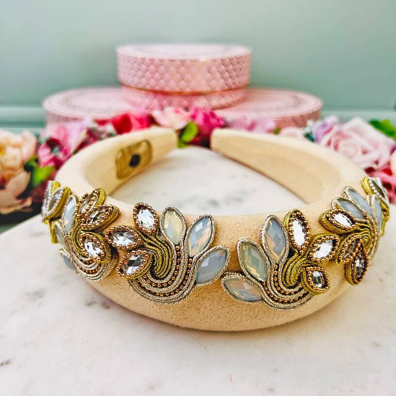 SchwesterSchwester Stoff-Haarreif in Creme mit Soutache-Applikationen in Champagner und Gold Zeitbegrenzte Promotion