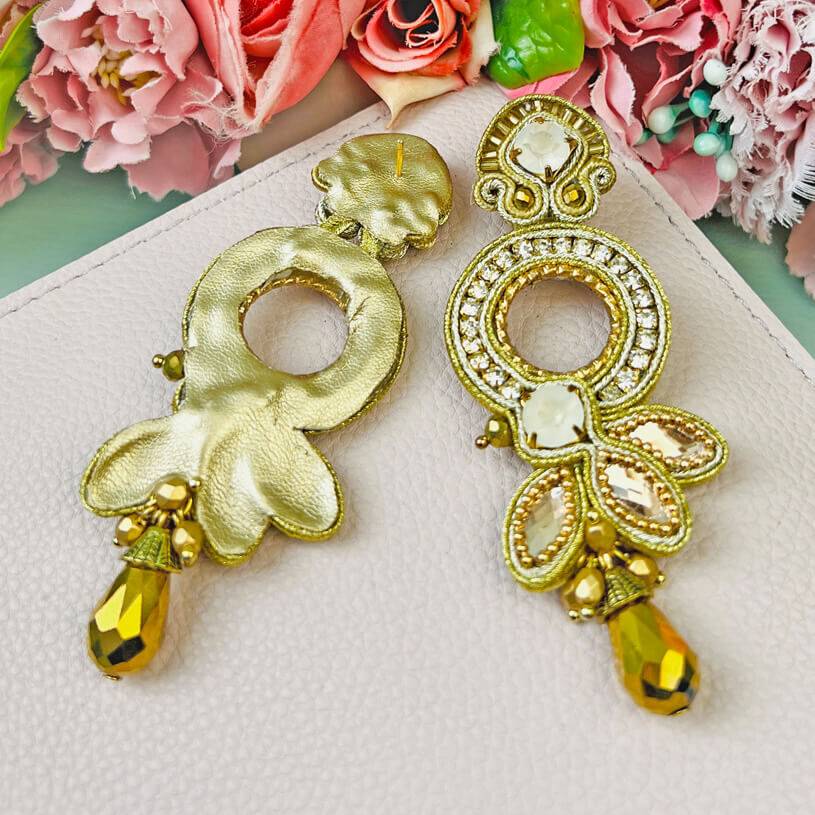 SchwesterSchwester Opulente Soutache-Ohrringe in Gold und Champagner Bis zu 50% Rabatt