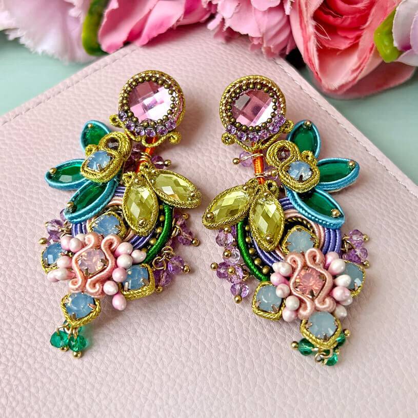 SchwesterSchwester Set aus Soutache-Ohrringen in pastelligen Farben und Satin-Haarreif in Hellblau Vierteljährliche Förderung