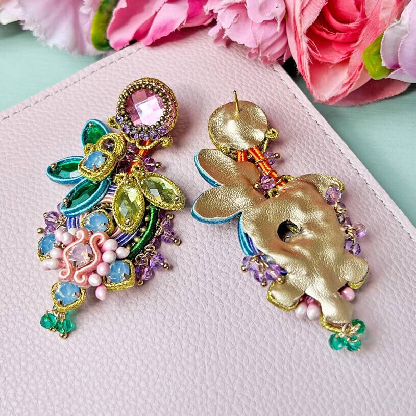 SchwesterSchwester Set aus Soutache-Ohrringen in pastelligen Farben und Satin-Haarreif in Hellblau Vierteljährliche Förderung