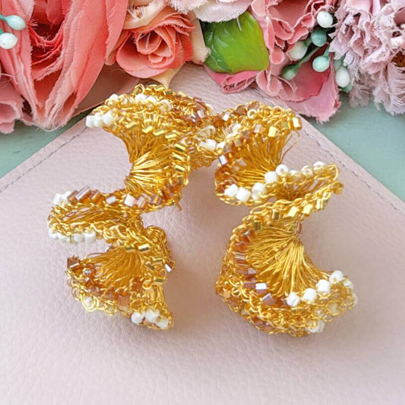 SchwesterSchwester Extravagante Statement-Ohrringe aus goldfarbenen Drähten und Perlen Discount Store für neue Produkte