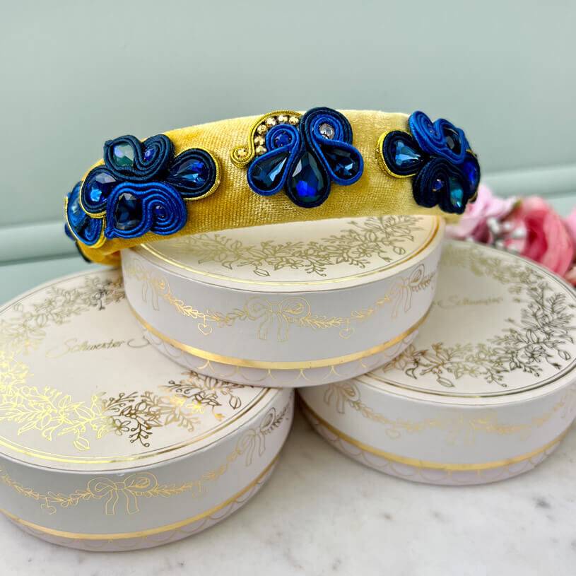 SchwesterSchwester Breiter Samt-Haarreif in Gelb mit Soutache-Applikationen in Dunkelblau Angebote