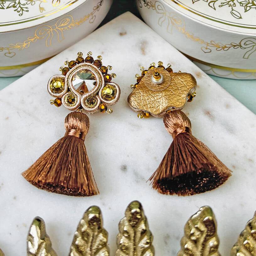 SchwesterSchwester Soutache-Ohrringe in Champagner und Gold mit brauner Quaste Hotsell