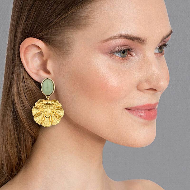 SchwesterSchwester Vergoldete Ohrstecker in Jadegrün mit vergoldetem Muschelornament von AmuseToi im Angebot