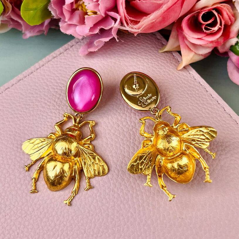SchwesterSchwester Pinke Ohrstecker mit vergoldeter Hummel von AmuseToi Fabrik Onlineshop