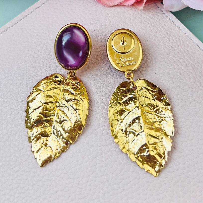 SchwesterSchwester Amethystfarbene Ohrstecker mit goldenem Blatt von AmuseToi Fabrikpreis