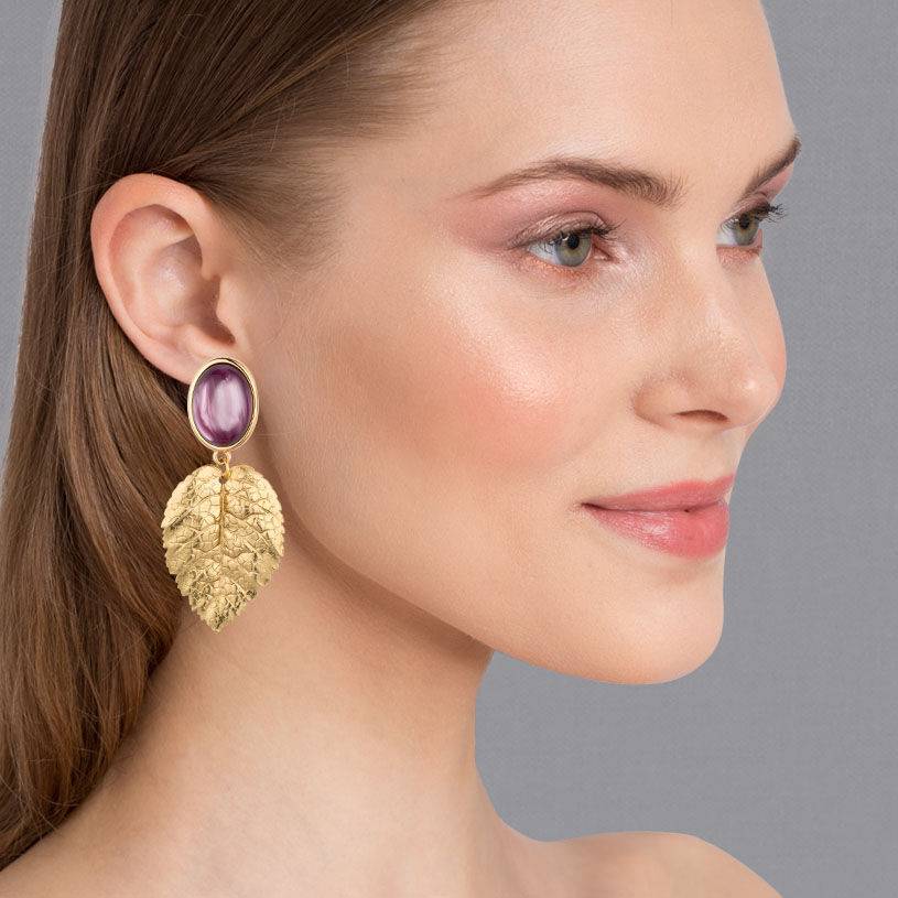 SchwesterSchwester Amethystfarbene Ohrstecker mit goldenem Blatt von AmuseToi Fabrikpreis