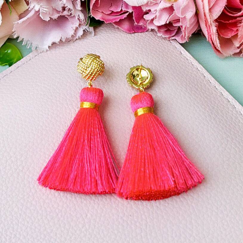 SchwesterSchwester Vergoldete Knoten-Ohrstecker mit neonpinker Quaste Exklusivangebot