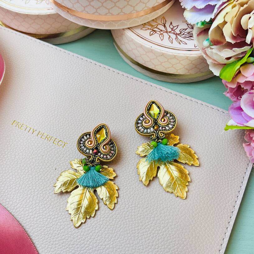 SchwesterSchwester Rosafarbene Soutache-Ohrstecker kleinen hellblauen Quasten und goldenen Blättern Weihnachtsangebot