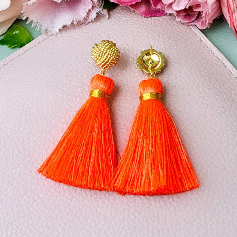 SchwesterSchwester Vergoldete Knoten-Ohrstecker mit neonoranger Quaste Bestseller