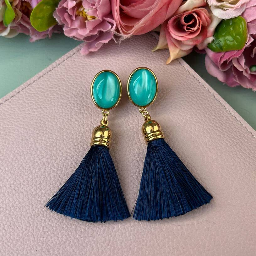 SchwesterSchwester Vergoldete Ohrstecker in Türkis mit Quaste in Marineblau von AmuseToi Saisonale Angebote