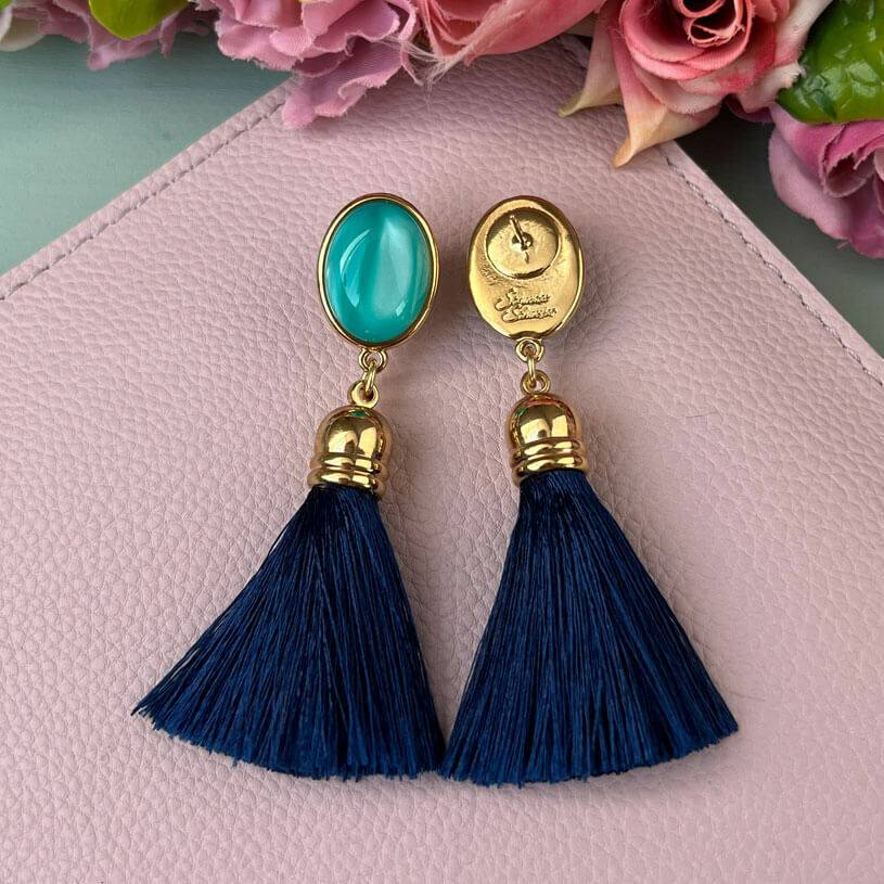 SchwesterSchwester Vergoldete Ohrstecker in Türkis mit Quaste in Marineblau von AmuseToi Saisonale Angebote