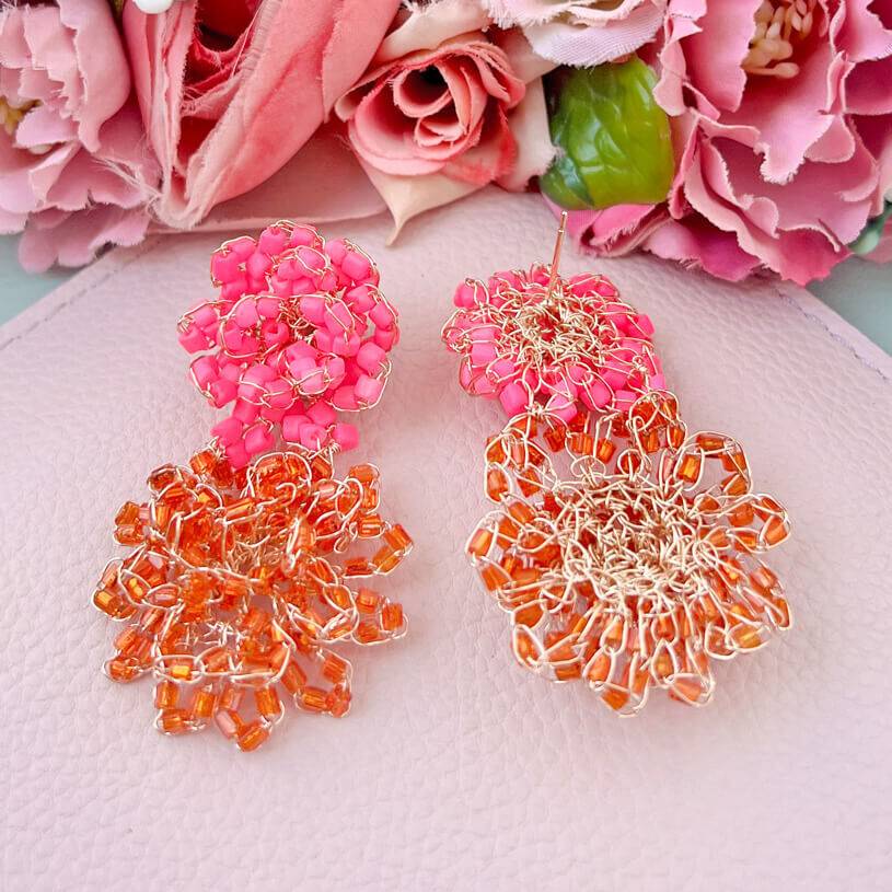 SchwesterSchwester Bunte Perlen-Ohrringe aus zwei Blüten in leuchtendem Pink und Orange Super Sparpreis