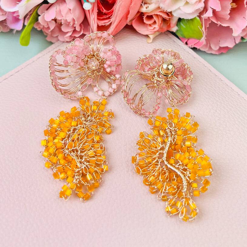 SchwesterSchwester Bunte florale Ohrringe aus Perlen in Pink und Orange Bis zu 50% Rabatt
