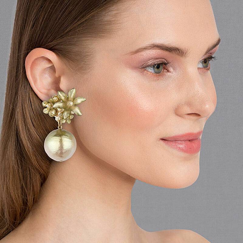 SchwesterSchwester Lindgrüne Blüten-Ohrstecker mit federleichter Baumwollkugel im Angebot