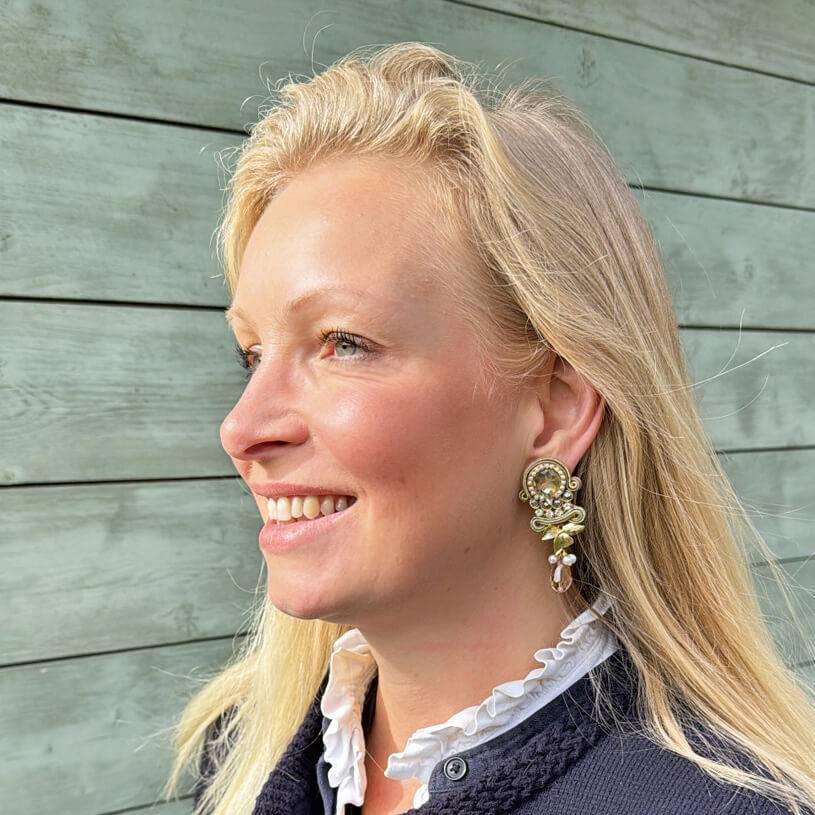 SchwesterSchwester Vorbestellbar - Zeitlose Soutache-Ohrstecker in Gold und Champagnertönen Sonderangebot