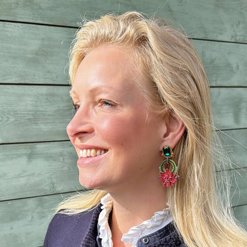SchwesterSchwester Vorbestellbar - Raffinierte Blüten-Soutache-Ohrstecker in Grün und Rotpink Rabatt