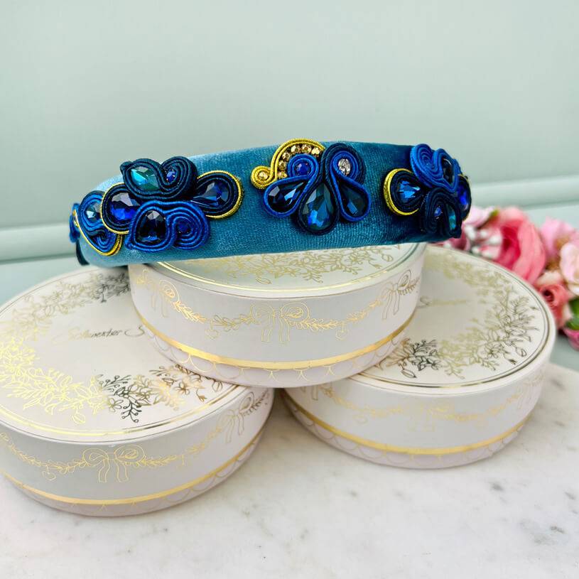 SchwesterSchwester Breiter Samt-Haarreif in Blau mit Soutache-Applikationen in Blau und Gold Versandkostenfrei