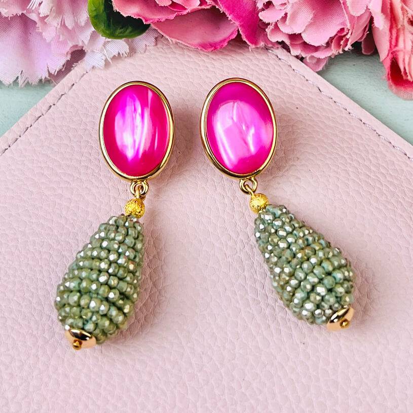 SchwesterSchwester Set aus pink-grünen Tropfen-Ohrringen und Satin-Haarreif in Hellgrün Saisonschlussverkauf