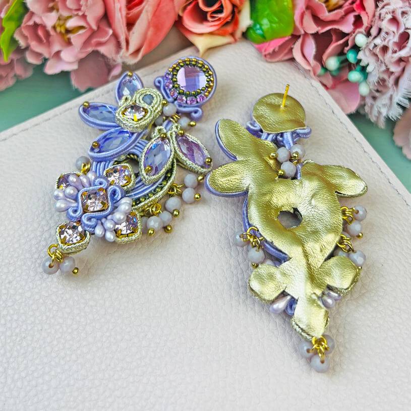 SchwesterSchwester Große Soutache-Ohrringe in Flieder und Champagner Black Friday