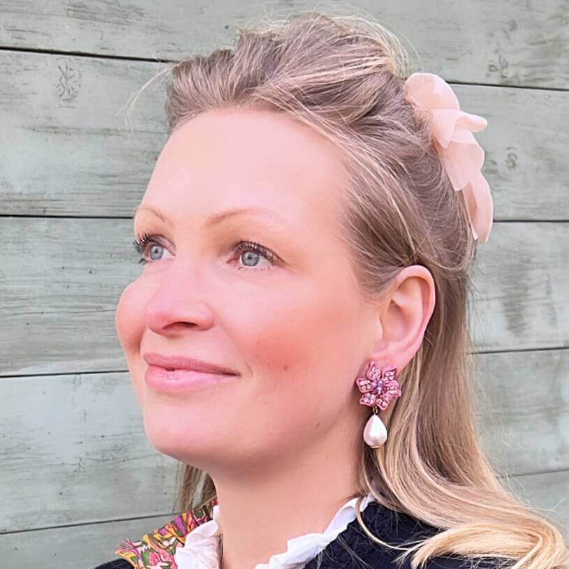 SchwesterSchwester Süße Blumen-Soutache-Ohrringe in Puderrosa mit kleinen Baumwolltropfen Cyber Monday