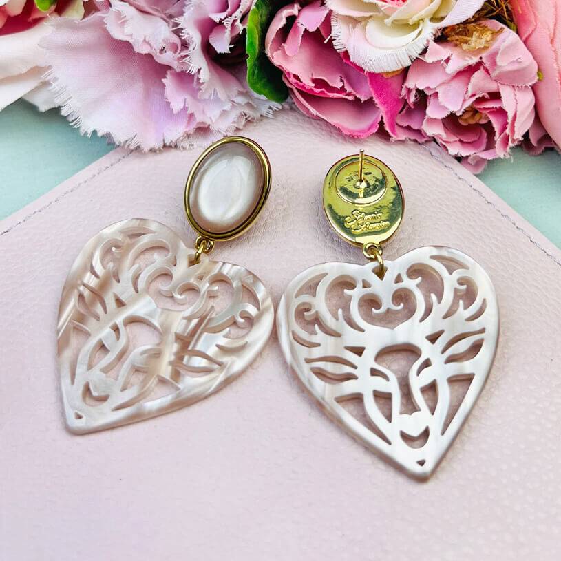SchwesterSchwester Beige Hirsch-Ohrringe mit Herz-Ornament von AmuseToi Valentinstagsangebot