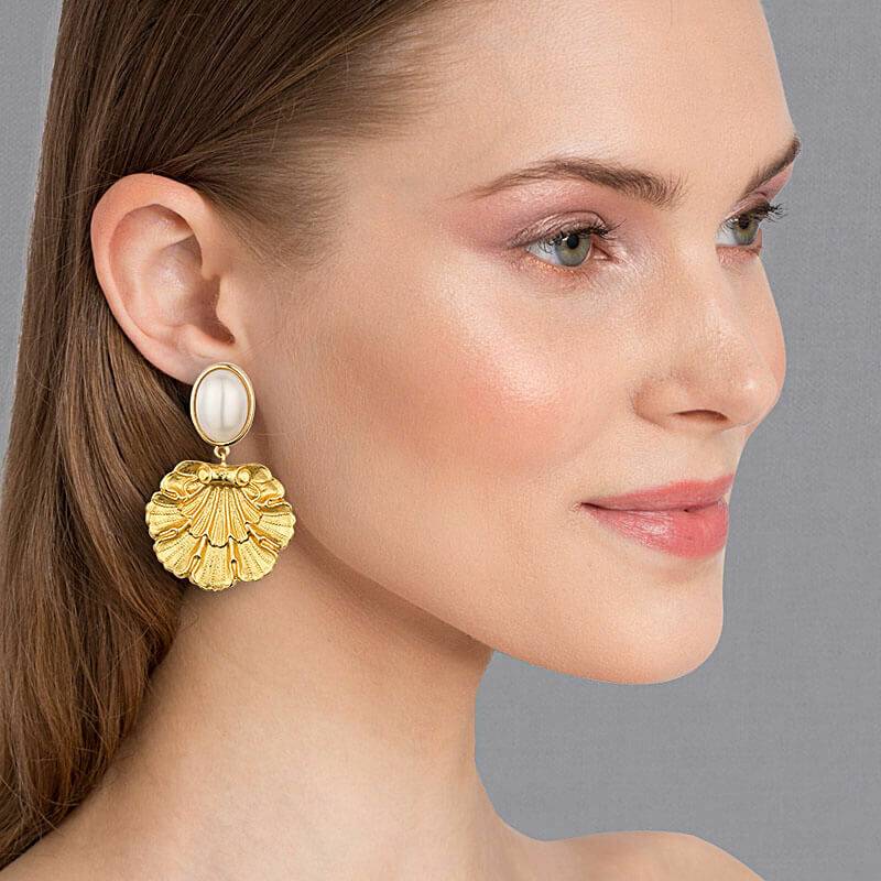 SchwesterSchwester Vergoldete Ohrstecker in Perlmuttfarben mit goldenem Muschelornament von AmuseToi Jubiläumsangebot