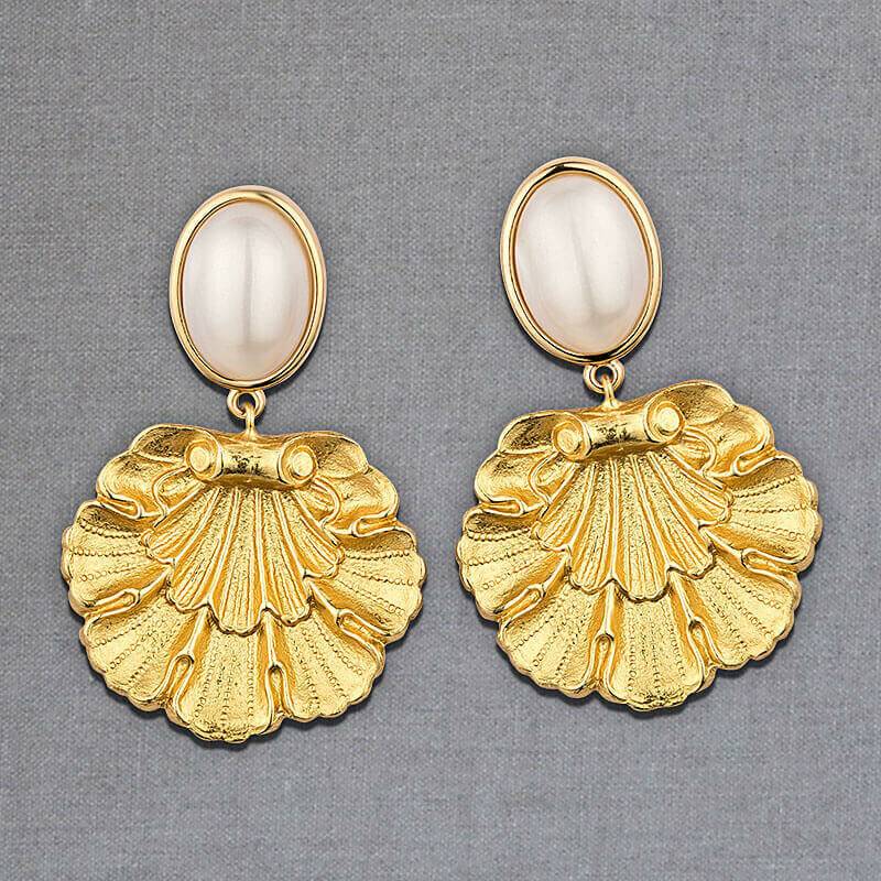 SchwesterSchwester Vergoldete Ohrstecker in Perlmuttfarben mit goldenem Muschelornament von AmuseToi Jubiläumsangebot