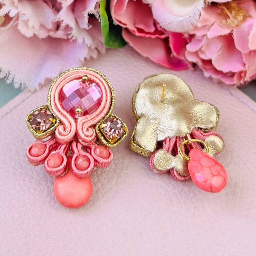 SchwesterSchwester Wunderschöne kleine Soutache Ohrstecker in Gold und Rosa VIP-Rabatte