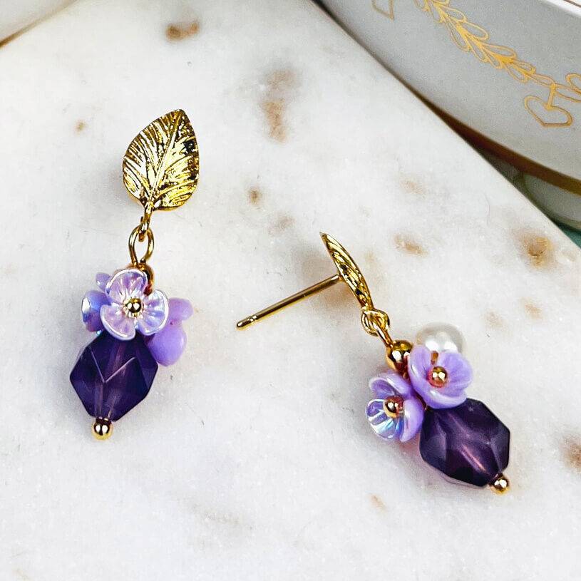 SchwesterSchwester Kleine vergoldete Ohrstecker in Blattform mit Blüten und Perle in Violett Wochenangebot