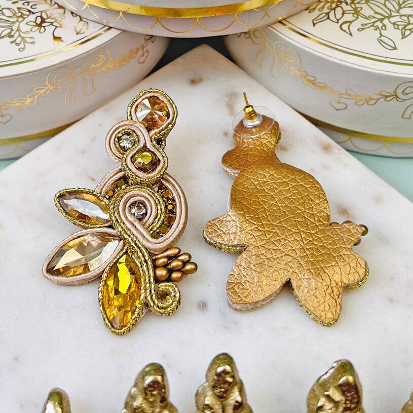 SchwesterSchwester Extravagante Soutache-Ohrstecker in Champagner und Gold Letzte 2 Tage