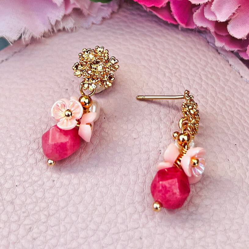 SchwesterSchwester Kleine vergoldete Ohrstecker mit Blüten und Perle in Rosa und Pink Vierteljährliche Förderung
